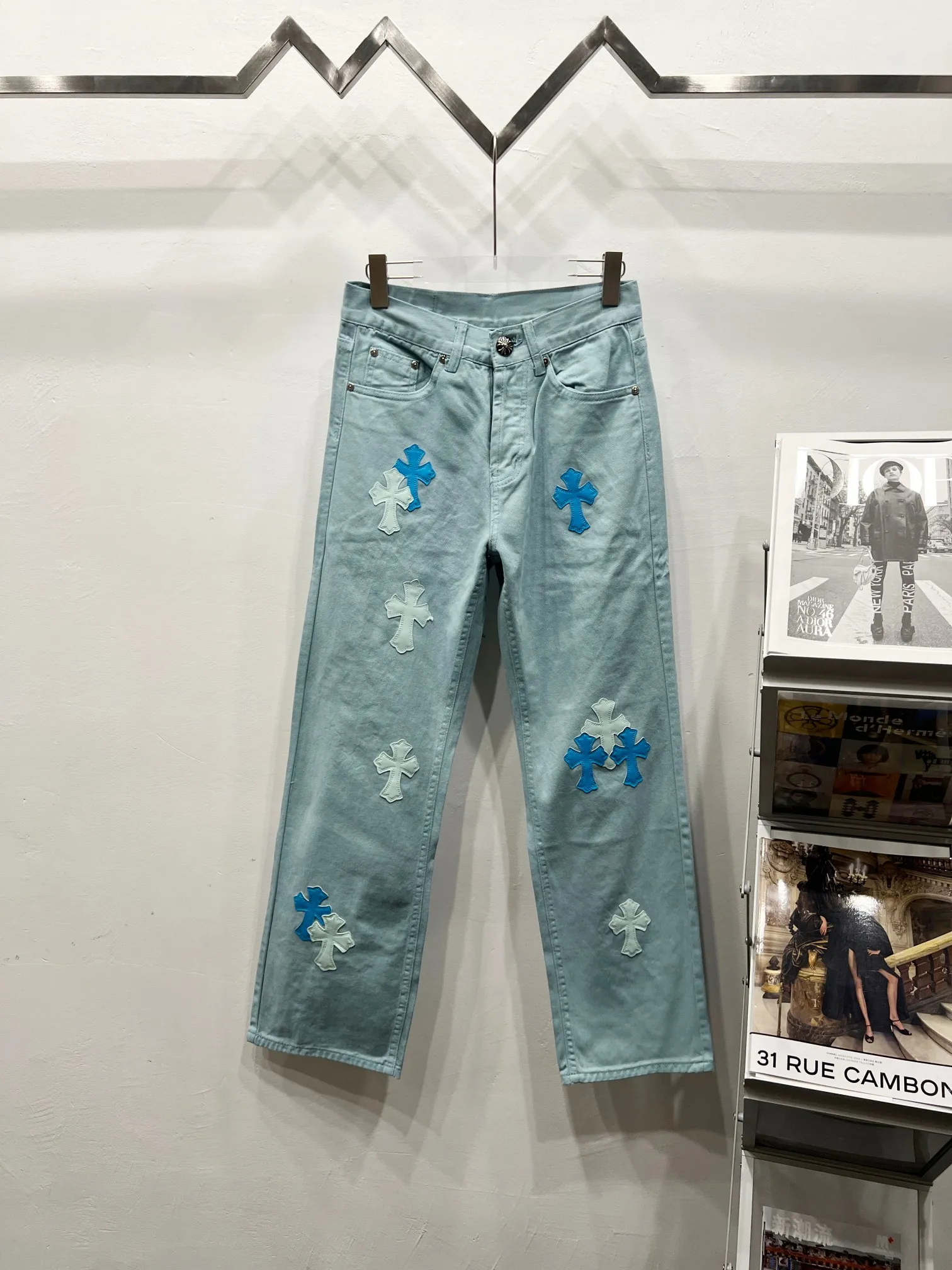 P280 Style number: (c035) Chrome hearts CH co-branded Drak ice blue Miami jeans exude uninhibited personality and unique charm. Every wear and tear is carefully designed to present a unique artistic feel. Made of imported denim fabric, which has undergone heavy industrial washing and destruction treatment, the trousers show a super cool effect on the upper body, allowing you to dominate the fashion stage.  This is more than just a pair of jeans, it is an expression of attitude. With its unique design concept and ultimate pursuit of details, Croxin breaks traditional boundaries and defines the jeans trend in the new era. The trousers are made of double-layer woven fabric with customized hardware. Italian-made special cowhide is printed and cut. Custom-made sheepskin three-layer thick-line leather. The whole body is spliced ​​in heavy water washing. Craftsmen hand-splash ink. You can see the details. Three-dimensional cutting version. Loose and comfortable, not flattering. Makes taller and slimmer. Factory quality. Original quality control. Same style for men and women. Can be matched with couples. Versatile recommendation. Must-have jeans for all seasons. Color: ice blue. Size: 28-30-32-34.